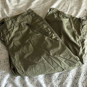 Express Green Cargo Cropped Pants - 12